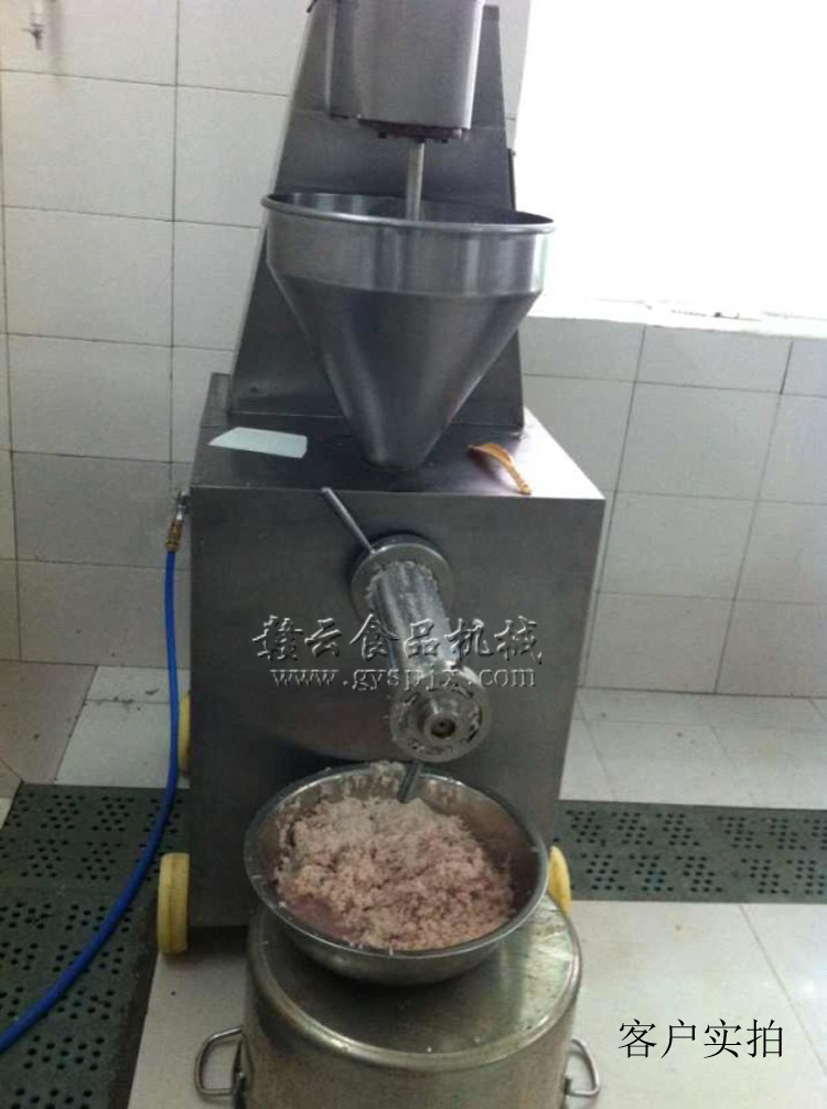 客戶訂購我司生產(chǎn)的二代魚糜精濾機加工場景