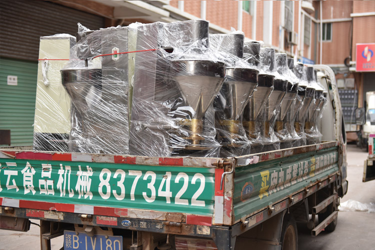 滿滿一車的肉丸成型機