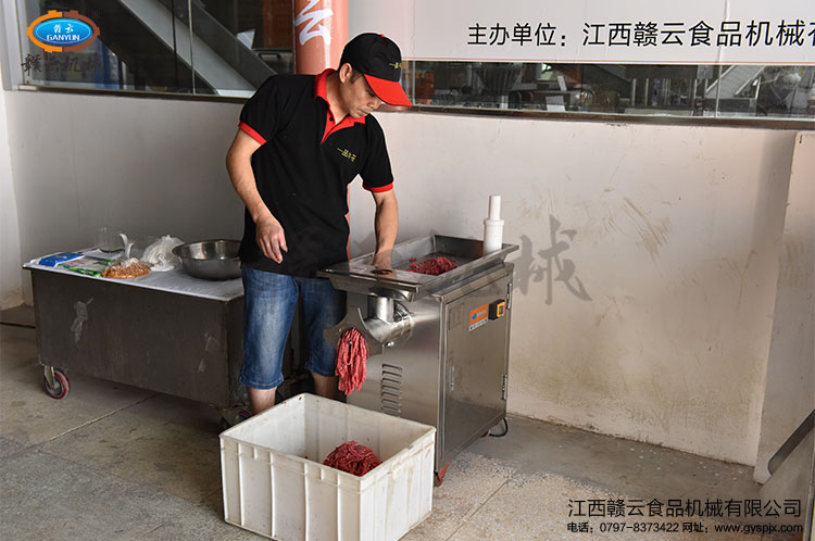 贛云立式絞肉機(jī)32型絞牛肉過程